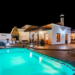 Villa Eslanzarote Acoruma House, Super Wifi, Heated Pool, Guime